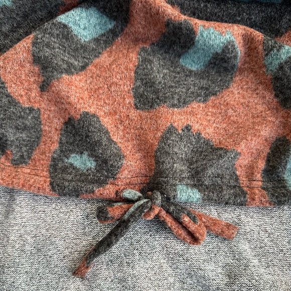 Tribal Funnel Neck Fleecy Leopard Print Sweater Made in Canada ~ M - Picture 8 of 11